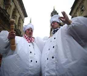 FOOD FESTIVALS  COMEDY CHEF STILTS HIRE 