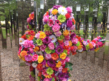 WALKABOUT FLOWER ACTS - BLOSSOM IN HUGS FLOWER MEN TO HIRE GARDEN PARTIES SHOWS AND FLOWER THEMED EVENTS UK