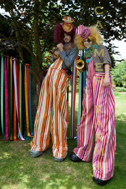CIRCUS THEMED ACTS - CLOWN STILT WALKERS WHO BALLOON MODEL OR BLOW GIANT BUBBLES TO HIRE UK