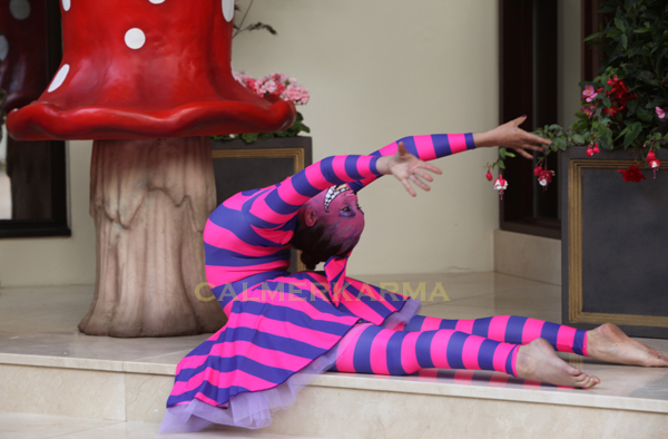 ALICE IN WONDERLAND THEMED ENTERTAINMENT - CHESHIRE CAT CONTORTIONIST