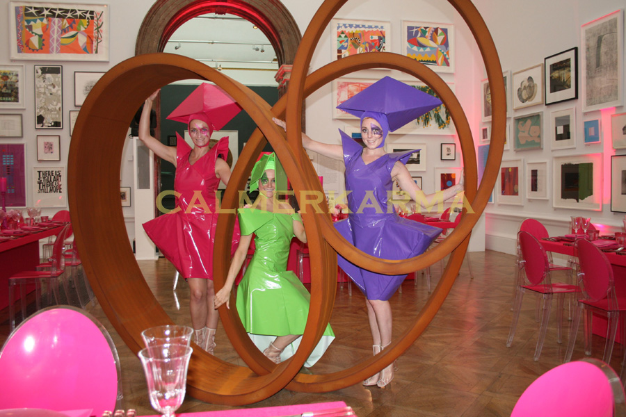 THE FASHIONISTAS ART THEMED walkabout act uk & worldwide hire 