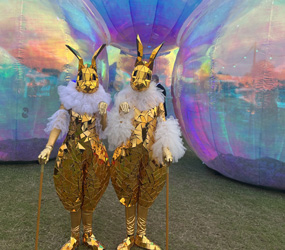 WONKA THEMED PERFORMERS TO HIRE - THE GOLDEN CARATS - GOLD MIRROR BUNNY WALKABOUT ACT