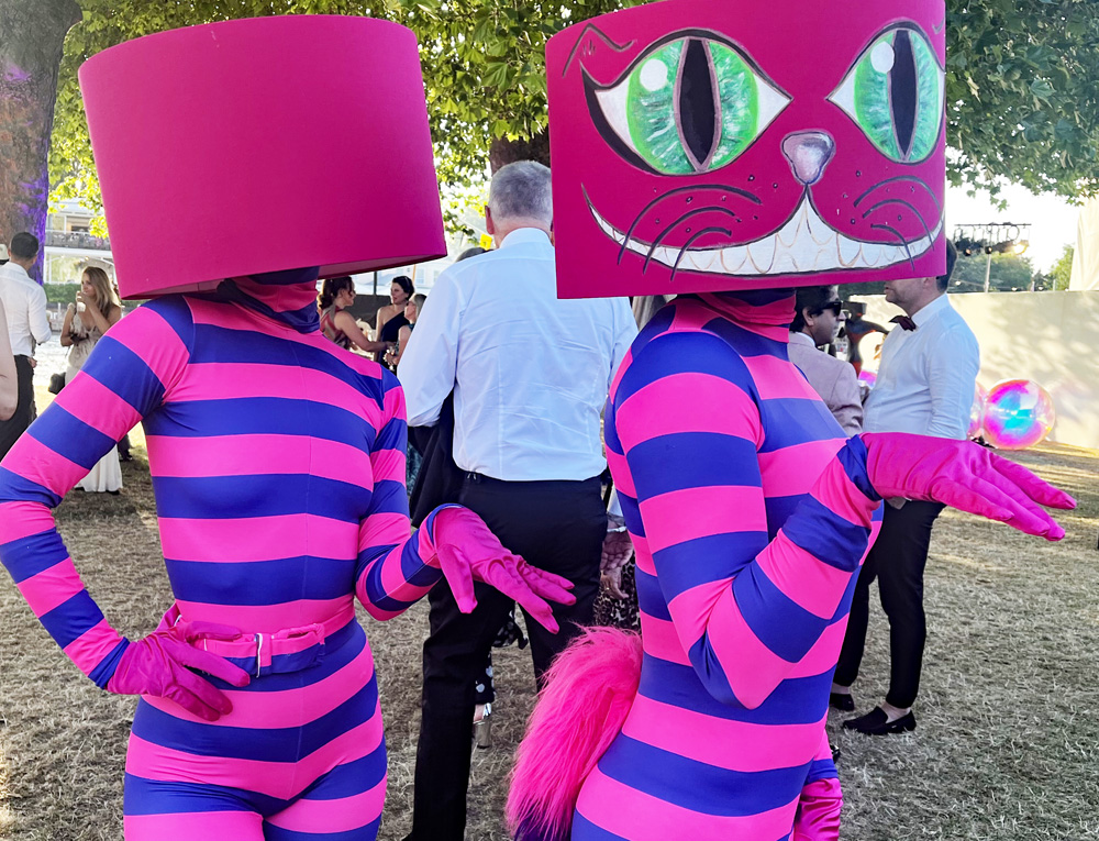 FESTIVAL ENTERTAINMENT - THE SHADY CATS WALKABOUT ACT HIRE