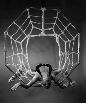 HALLOWEEN SPIDER ACT TO HIRE - DRAMATIC AERIAL SPIDER ACT UK